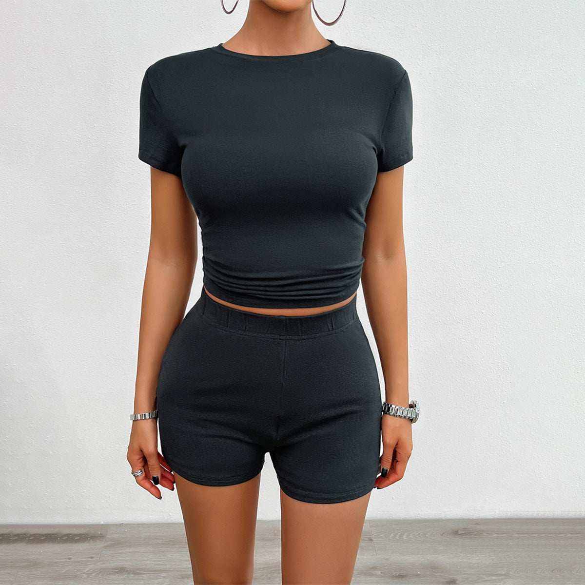 woman wearing black 2pcs short-sleeved crop top and shorts set, casual comfortable outfit