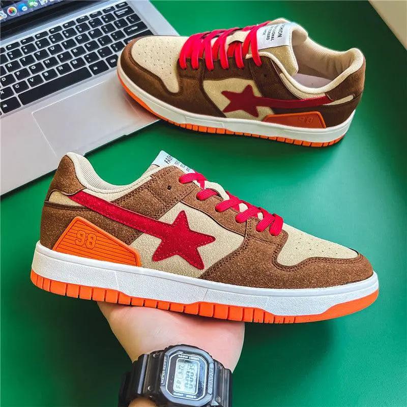 Retro flat sneaker in brown-orange with red star and red laces, low top, wear-resistant and shock-absorbing design